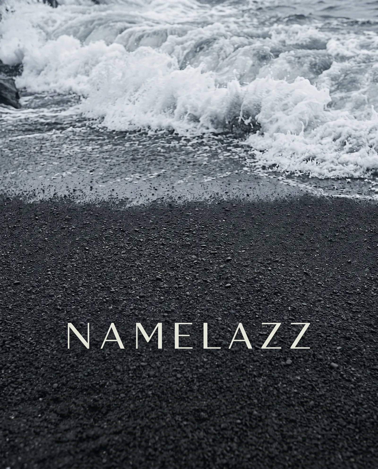 Морская волна на чёрном пляже с надписью NAMELAZZ.